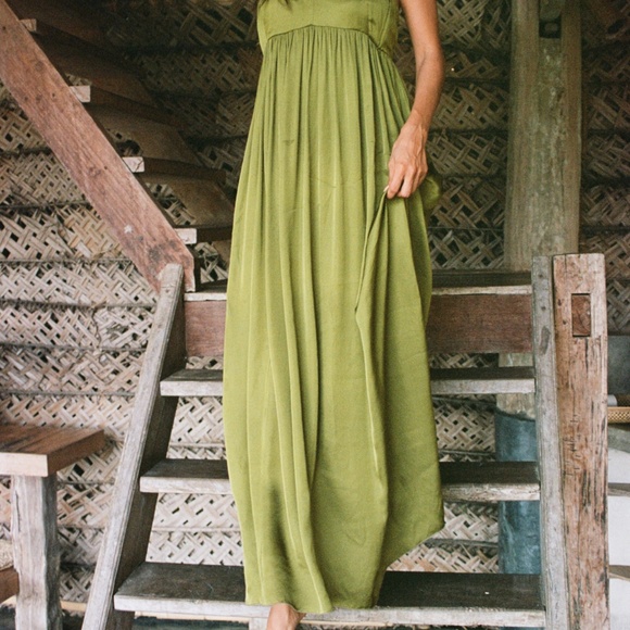 Maxi Satin Olive Dress open back - Picture 3 of 4